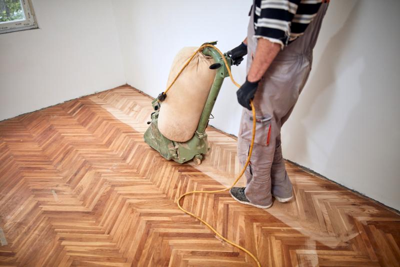 Techniques professionnelles de rénovation pour parquets anciens
